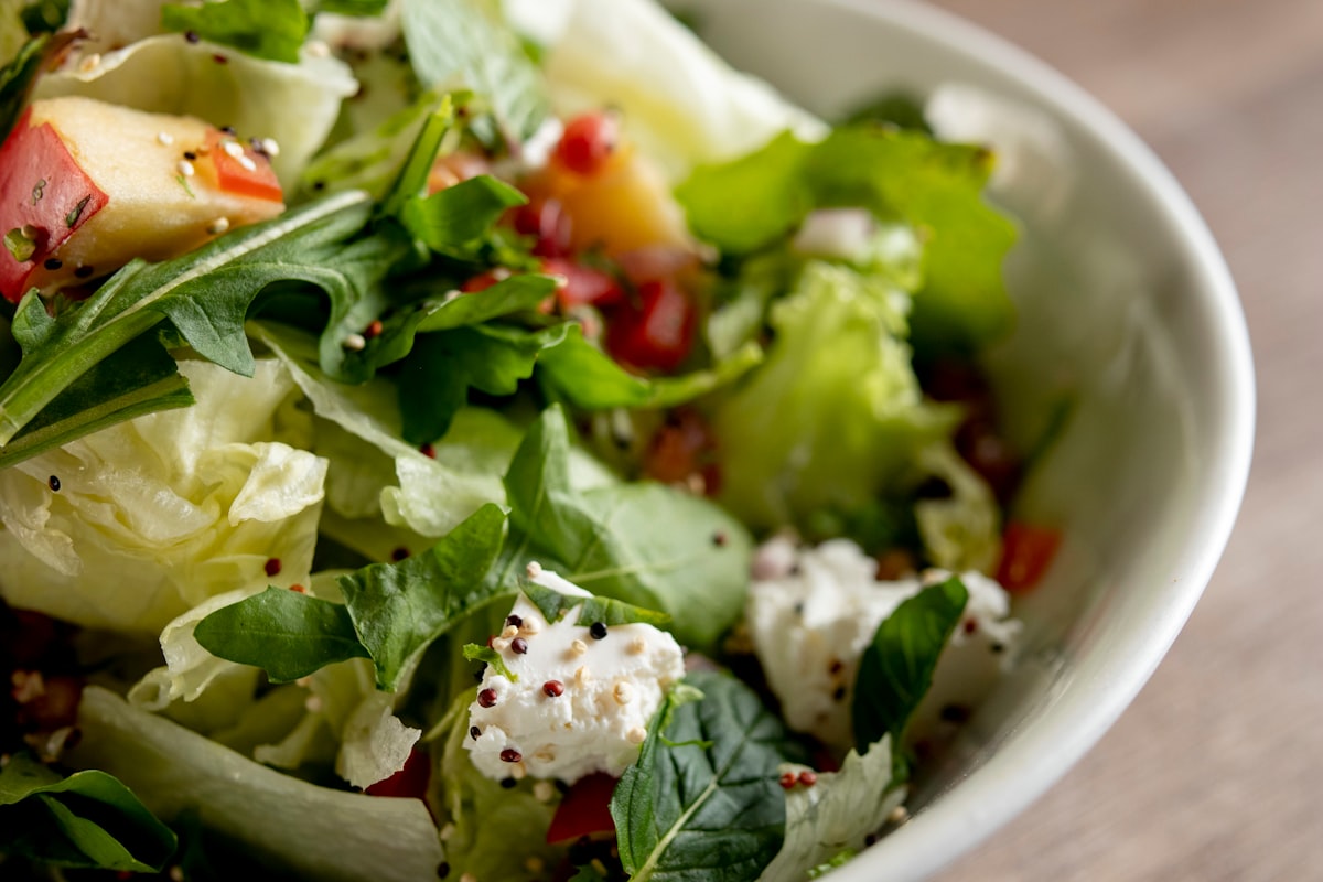 Proteinreiches Mittagessen mit Hühnchen und Gemüse