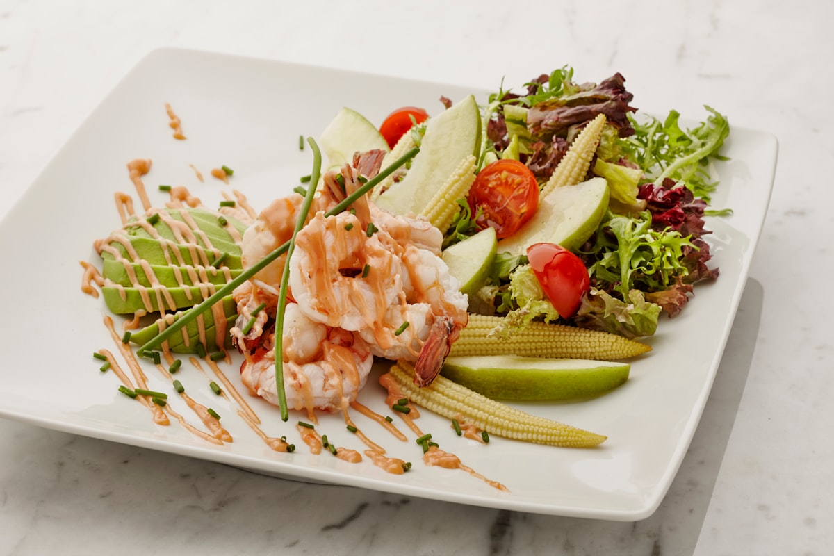 Leichtes Abendessen mit Fisch und Salat
